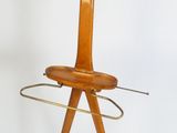 un porte-manteau en bois sur lequel est accroché un cintre en bois