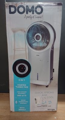 la boîte est ouverte sur une table et contient un ventilateur