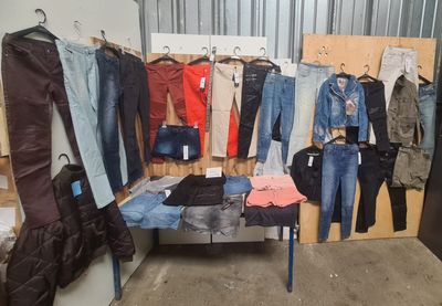 Ensemble de 24 pièces de vêtements comprenant principalement…