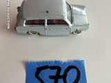une petite voiture et un autocollant posés sur une table