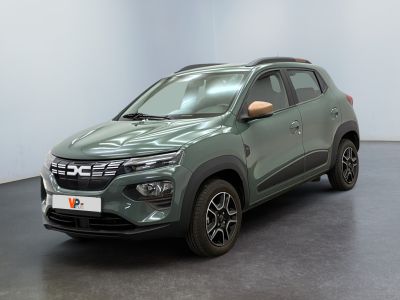 Une voiture grise est garée dans une pièce au sol noir.