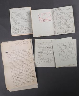 Trois vieux papiers sont posés sur une table ; ils portent un cachet.