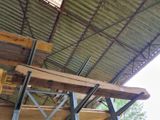 une grosse poutre en bois suspendue au plafond d'un bâtiment