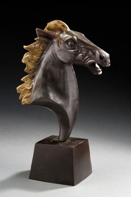 sculpture en bronze représentant une tête de cheval, posée sur un socle en bois