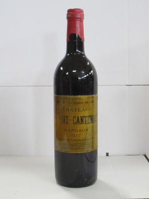 une bouteille de vin posée sur une table