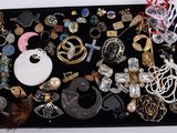 un plateau noir rempli de bijoux variés posé sur une table