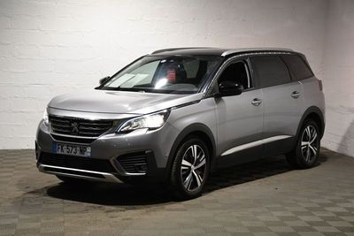 Le SUV argenté est garé dans un garage dont le sol est en damier.
