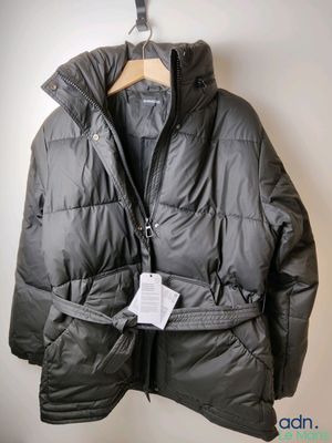 l'image d'une veste suspendue à un cintre sur un mur