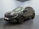 Une voiture noire est garée dans une grande pièce aux murs blancs.