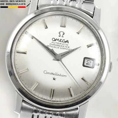 une montre en argent avec un cadran blanc