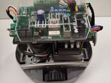 un petit appareil électronique posé sur une table