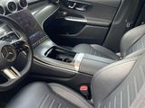 l'intérieur d'une voiture avec des sièges en cuir noir et un volant