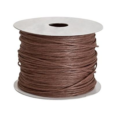 une bobine de ficelle cirée marron sur fond blanc