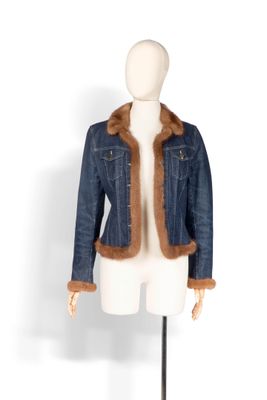 veste en jean avec col et poignets en fourrure, présentée sur un mannequin