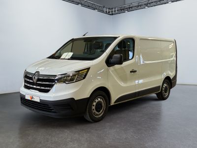 La camionnette blanche est garée à l'intérieur d'une grande pièce blanche.