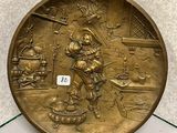 une assiette en or sur laquelle est représenté un pirate