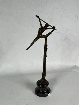 sculpture en bronze représentant une femme sur un poteau sur lequel est perché un oiseau
