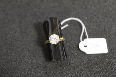 une bague sertie d'un diamant, avec son étiquette de prix