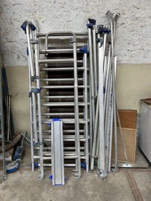 un tas d'échelles et un tas de cartons dans un garage