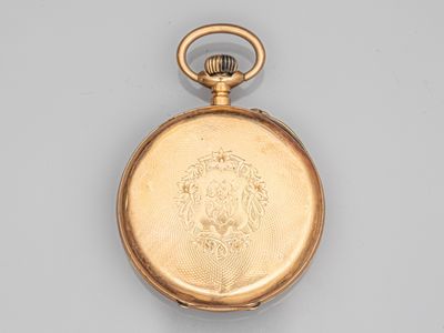 une vieille montre de poche en or sur laquelle figure le portrait d'une femme