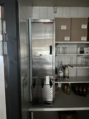 un réfrigérateur en acier inoxydable dans le coin d'une cuisine