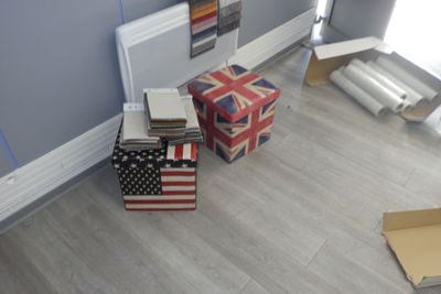 trois cartons posés par terre à côté d'un radiateur