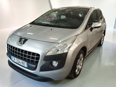 La petite voiture argentée est garée dans une pièce blanche.