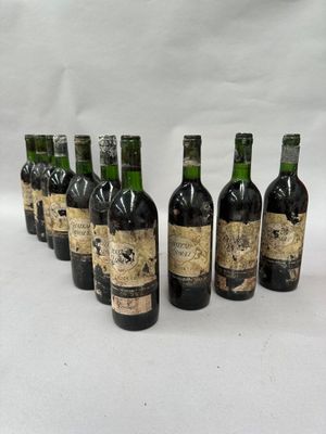 six bouteilles de vin sont alignées sur une surface blanche