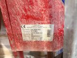 une chaise rouge sur laquelle est apposée une étiquette de prix