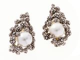 une image d'une paire de boucles d'oreilles en perles et diamants