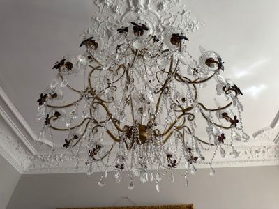 Lustre en métal doré à décor de volutes et enroulements, à p…