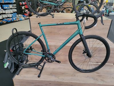 un vélo posé sur les marches du magasin