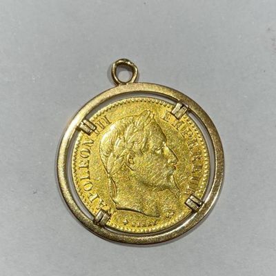 gros plan d'une pièce d'or portant un visage de femme