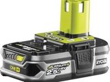 une batterie sur laquelle sont posées deux autres batteries