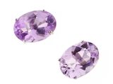 une paire de boucles d'oreilles en améthorate sur fond blanc
