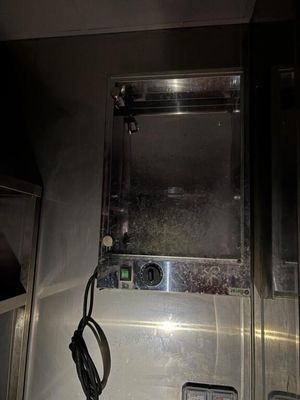 une photo d'une cuisine équipée d'un micro-ondes et d'un four grille-pain