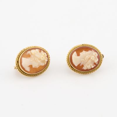 une paire de boucles d'oreilles en camée sculpté