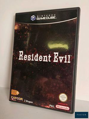 un gros plan sur un jeu vidéo posé sur une table près d'un mur