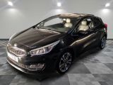 la photo d'une voiture noire sur un sol en damier