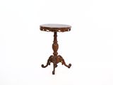 une vieille table en bois avec un plateau en marbre sur fond blanc
