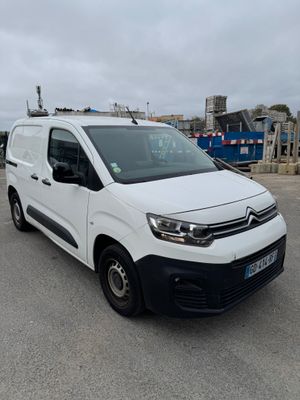 la camionnette blanche est garée dans le parking