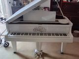 un piano blanc trônant au milieu d'un salon
