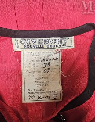 une photo d'une robe rouge avec une étiquette dans le dos