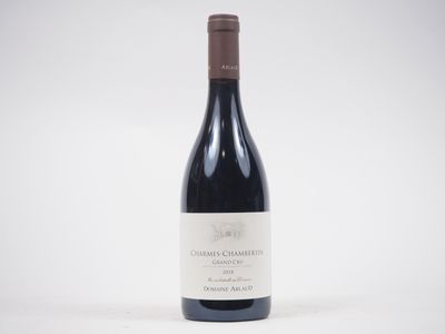 gros plan d'une bouteille de vin sur une surface blanche