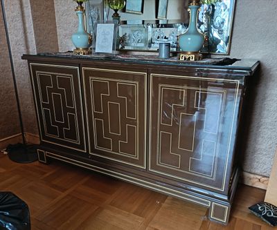 une photo d'un buffet dans un salon