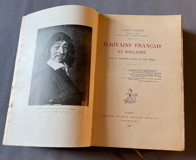 un livre ouvert sur lequel figure la photo d'un homme