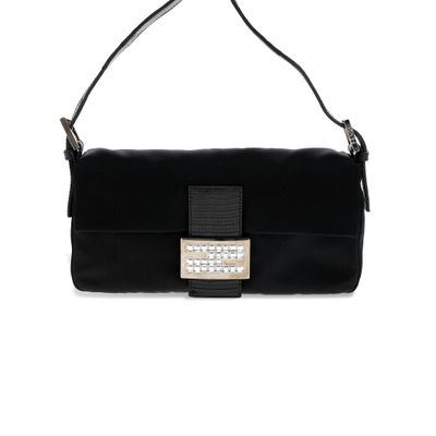 le sac noir est muni d'une boucle métallique sur le devant