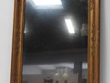 un miroir accroché au mur de la pièce