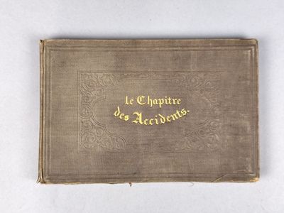 un vieux livre écrit posé sur une surface blanche