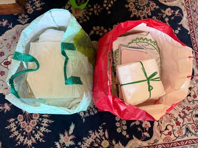 deux sacs posés par terre, contenant des cadeaux emballés
